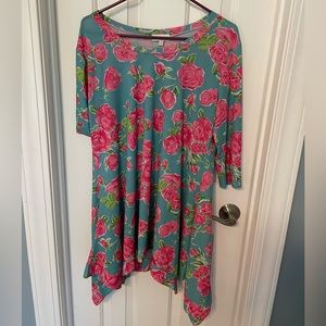 Simple southern tunic/dress. Flower print gently used. Size M